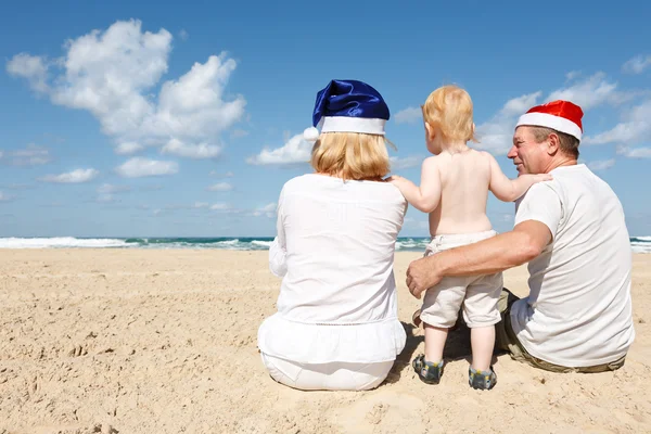 Happy family resting on the sea — Stock Photo, Image