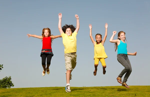 Группа детей, прыгающих — стоковое фото