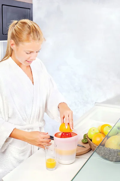 Vrouw ochtend SAP maken in keuken — Stockfoto