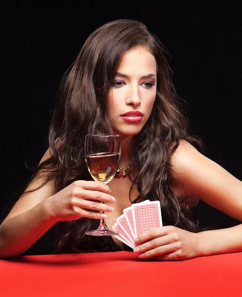 Mulher bonita jogos de azar na mesa vermelha — Fotografia de Stock