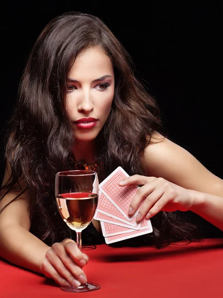 Красивая женщина играет на красном столе — стоковое фото