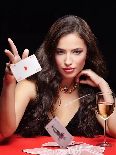 赤いテーブル上のギャンブルのきれいな女性 — Stock fotografie