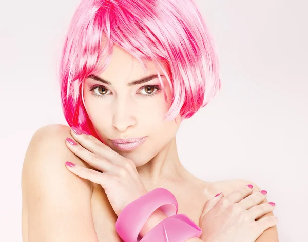 Mulher de cabelo rosa bonita — Fotografia de Stock