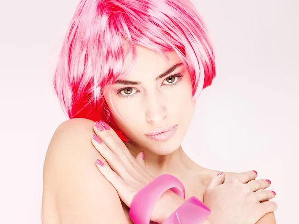 Hübsche Frau mit rosa Haaren — Stockfoto