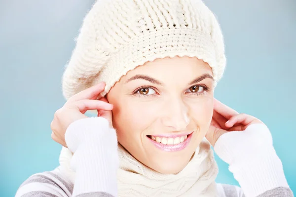 Vacker kvinna med halsduk och vinter mössa — Stockfoto