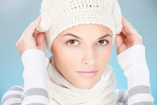 Jolie femme avec écharpe et bonnet d'hiver — Photo