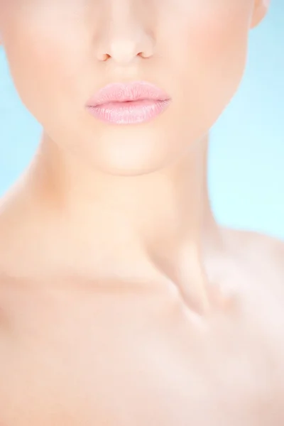 梨花の唇の近くの化粧ペンシル — ストック写真