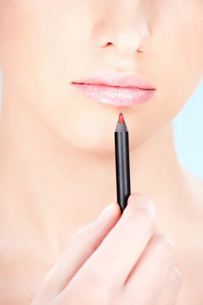 Kosmetisk penna nära kvinnans läppar — Stockfoto