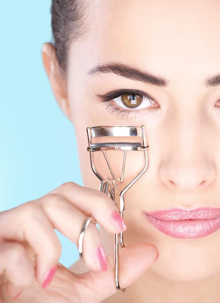 Kvinna anläggning verktyg för ögonfransar — Stockfoto
