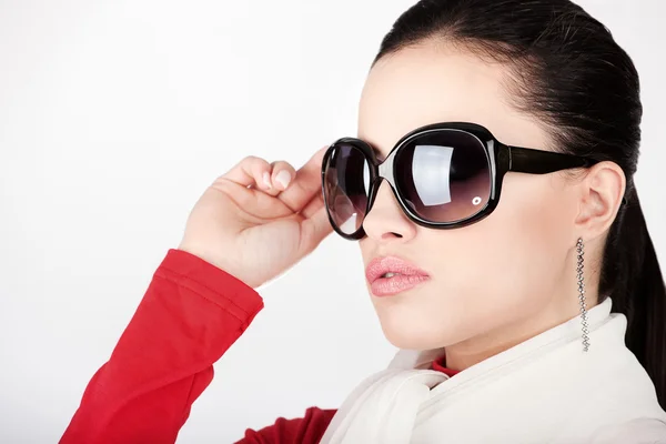 Kvinna med stora solglasögon — Stockfoto