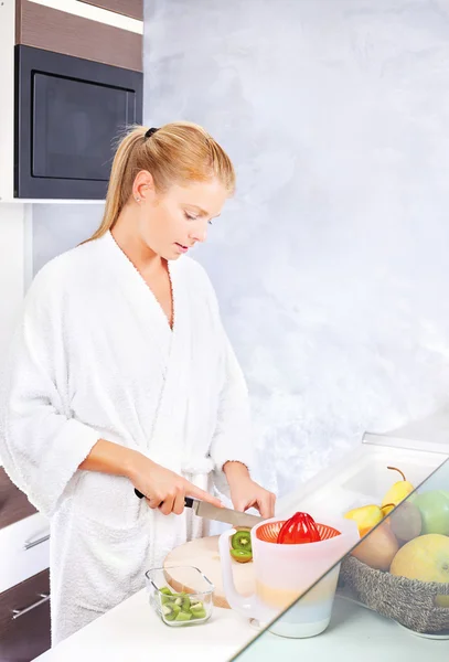 女性が台所でフルーツ サラダを作る — ストック写真