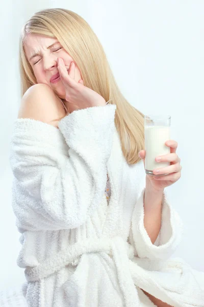 Girl do not like to drink milk — Stock Photo, Image