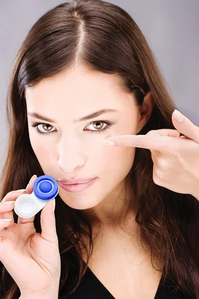 Mulher segurando lentes de contato casos e lentes — Fotografia de Stock