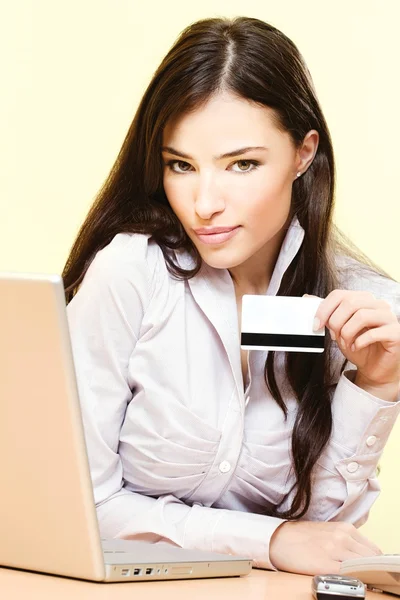 Woman and credit card — Stock Photo, Image