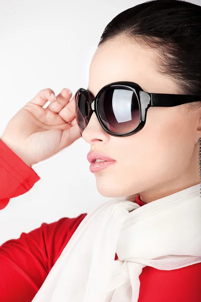 Vacker kvinna med stora solglasögon — Stockfoto