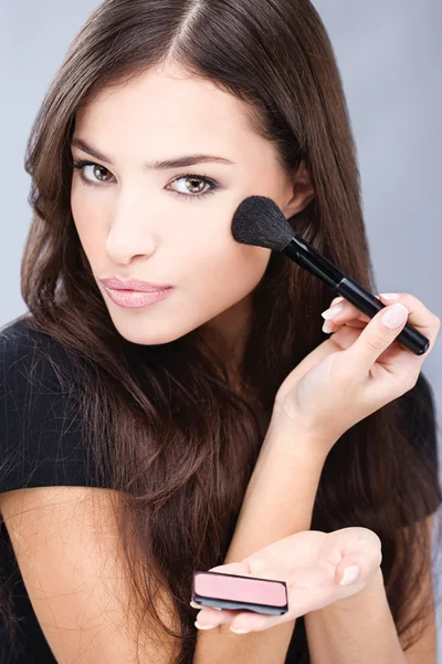 Young pretty girl doing makeup with powder brush — Stock Photo, Image