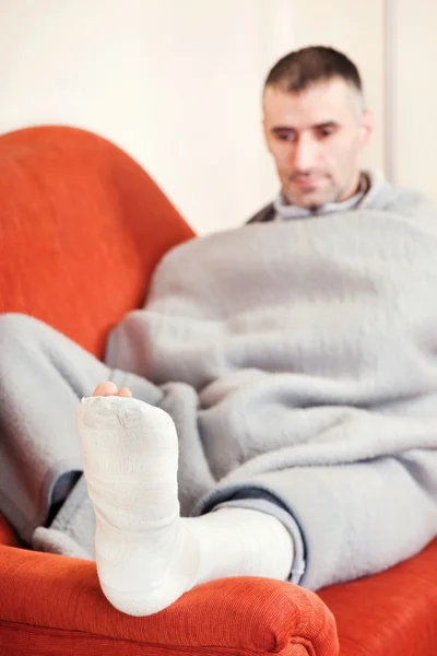 Άνθρωπος με σπασμένο πόδι — Φωτογραφία Αρχείου