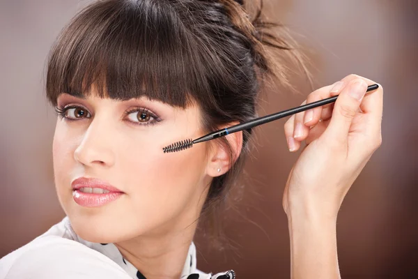 Pretty girl doing makeup — Stock Photo, Image