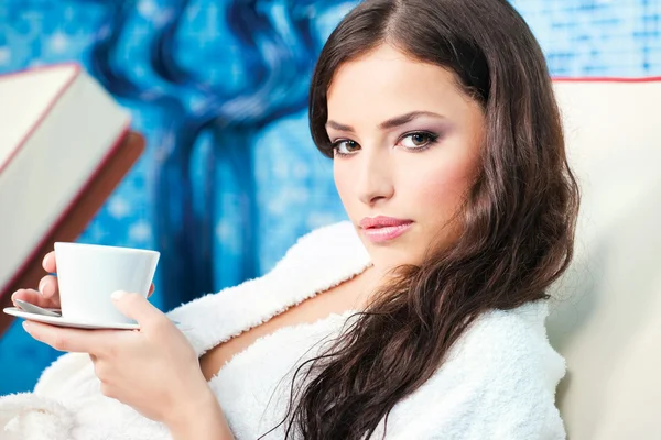 Woman enjoy cup of coffee in spa center — Stock Photo, Image