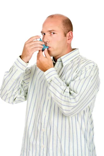 Uomo che tiene l'inalatore della medicina di asma con entrambe le mani — Foto Stock
