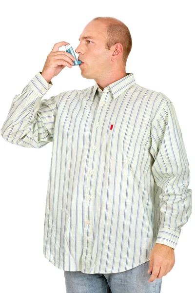 Hombre que tiene problemas con su sistema respiratorio, tomando w médica — Foto de Stock