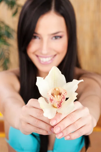 Szczęśliwa dziewczyna z Biała orchidea — Zdjęcie stockowe
