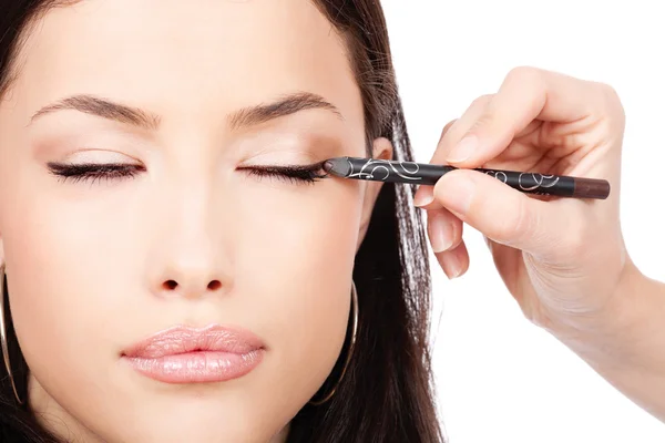 Anwendung von Kosmetikstift auf geschlossenem Auge — Stockfoto