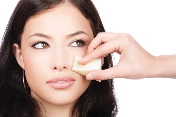 Bonita mujer aplicando maquillaje con esponja cosmética —  Fotos de Stock