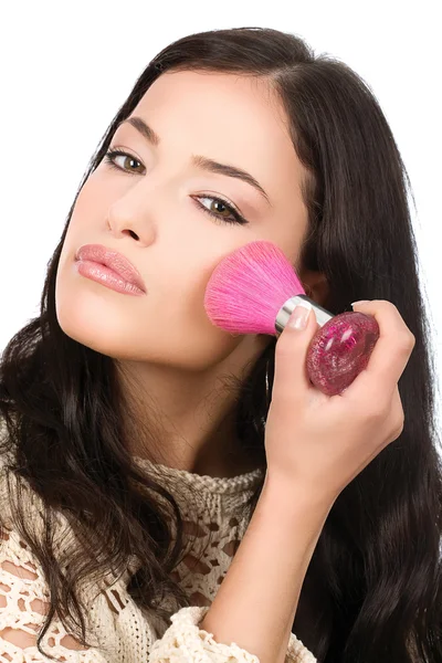 Joven chica bonita maquillaje con pincel de polvo — Foto de Stock