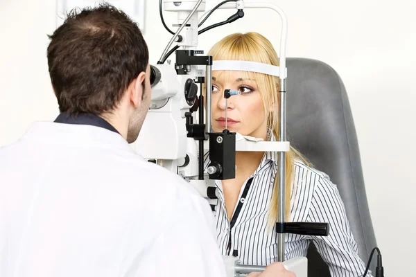 Besuch beim Augenarzt — Stockfoto