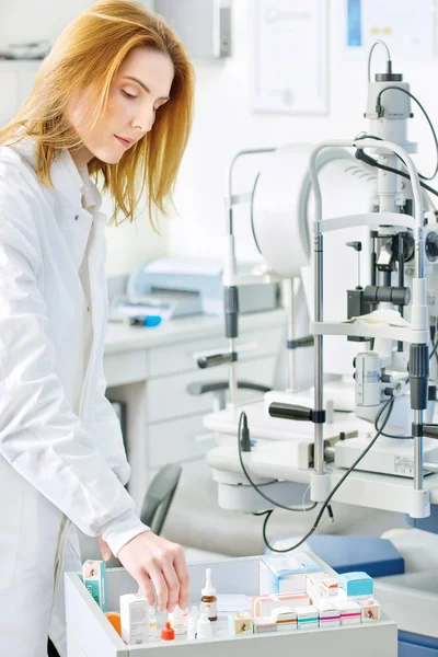 Arts kiezen van drugs in een optometrist kliniek — Stockfoto
