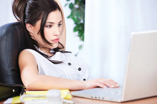 Kvinna som arbetar på dator på kontoret — Stockfoto
