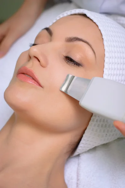Ultrasound skin cleaning at beauty salon — Stock Photo, Image