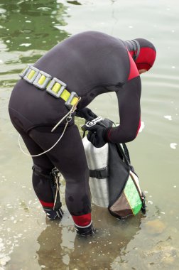 Scuba diver ıslak elbiseli