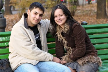 Parktaki genç çift.