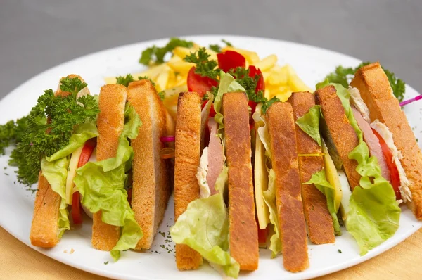 Клубний бутерброд з картоплею фрі — стокове фото