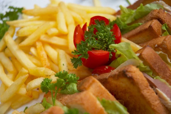 Club Sandwich mit Pommes — Stockfoto