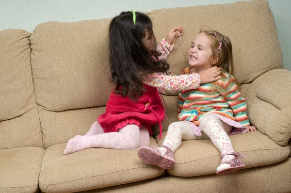 Two little girls conflicting — Stock Photo, Image