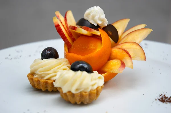 Petit four with fruit design — Stock Photo, Image