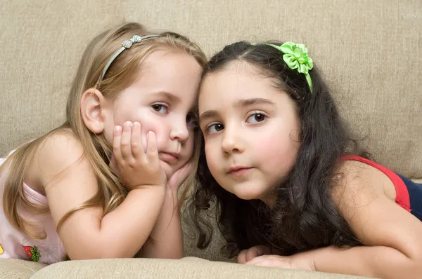 Δύο χαριτωμένα κοριτσάκια — Φωτογραφία Αρχείου