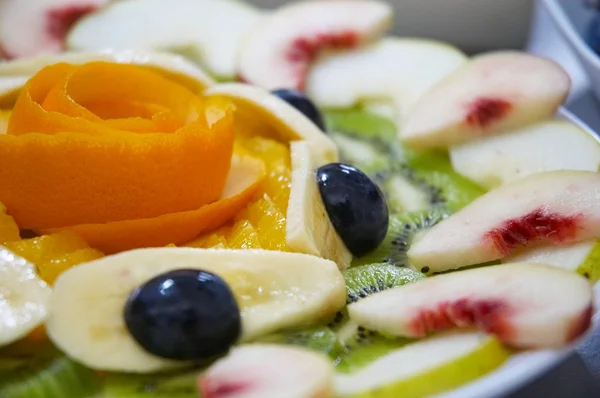 Φρέσκα ζουμερά φρούτα σαλάτα σε ένα πιάτο. — Φωτογραφία Αρχείου