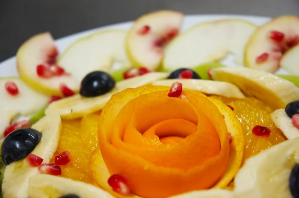 Insalata di frutta succosa fresca su un piatto . — Foto Stock