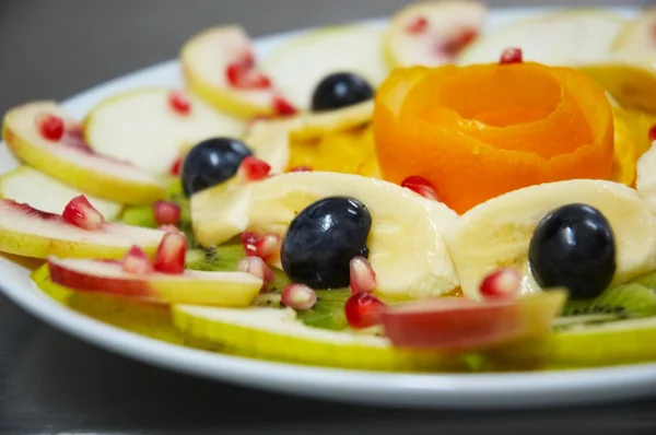 Ensalada de frutas jugosas frescas en un plato . —  Fotos de Stock