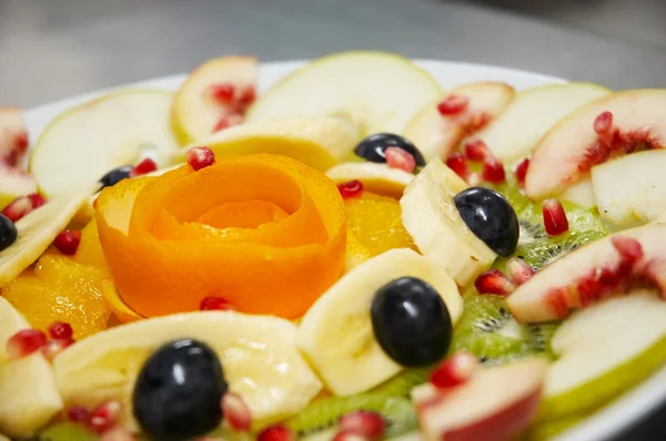 Świeże owoce soczyste sałatki na talerzu. — Zdjęcie stockowe