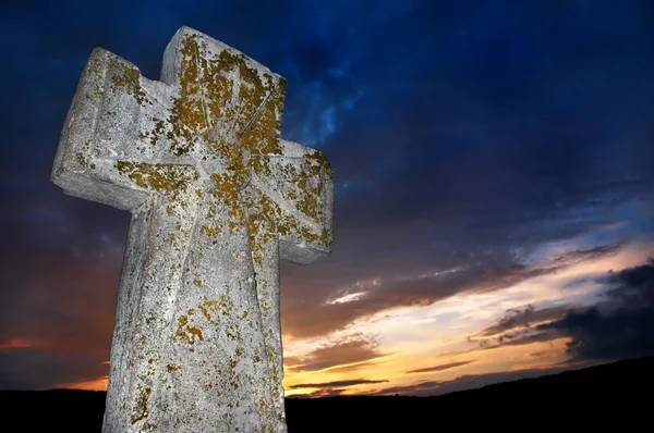 明るい石造りの十字 — ストック写真