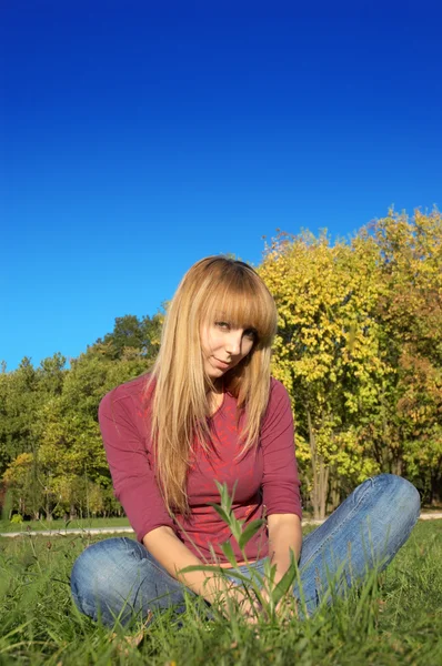 金发美女在草地上放松 — 图库照片