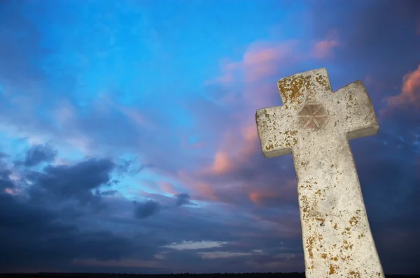 Cruz de piedra sobre fondo de cielo oscuro —  Fotos de Stock