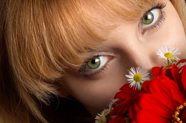 Groene ogen en bloemen — Stockfoto