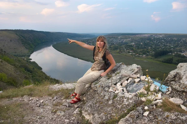 Rubia senderista descansando en la cima de la colina — Foto de Stock