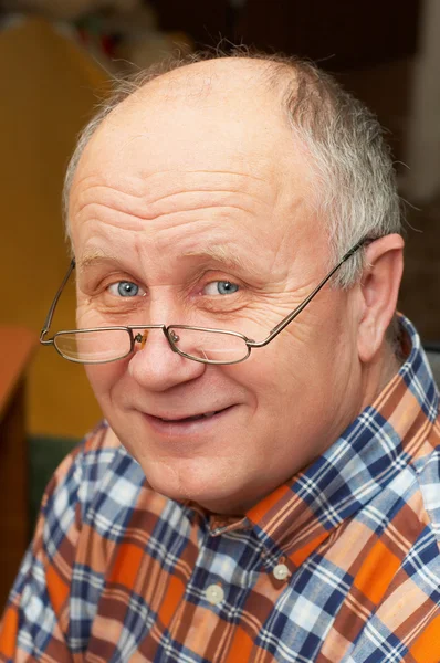 Casual senior man met bril. — Stockfoto